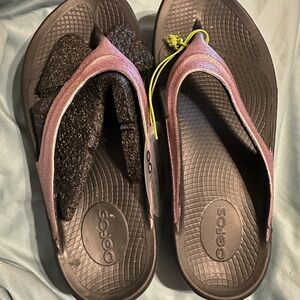 New Oofos women’s size 9. Rose sparkle flip flop sandal. Smoke free home